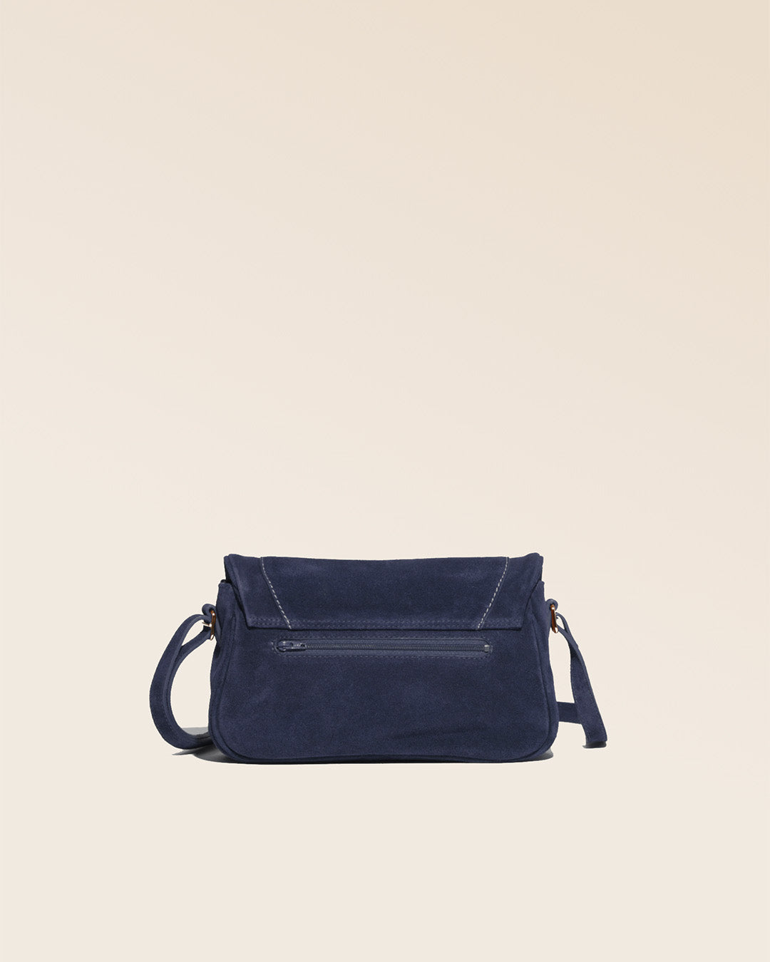 Le sac Lou Renouard en cuir veau velours encre, vu de dos en studio.