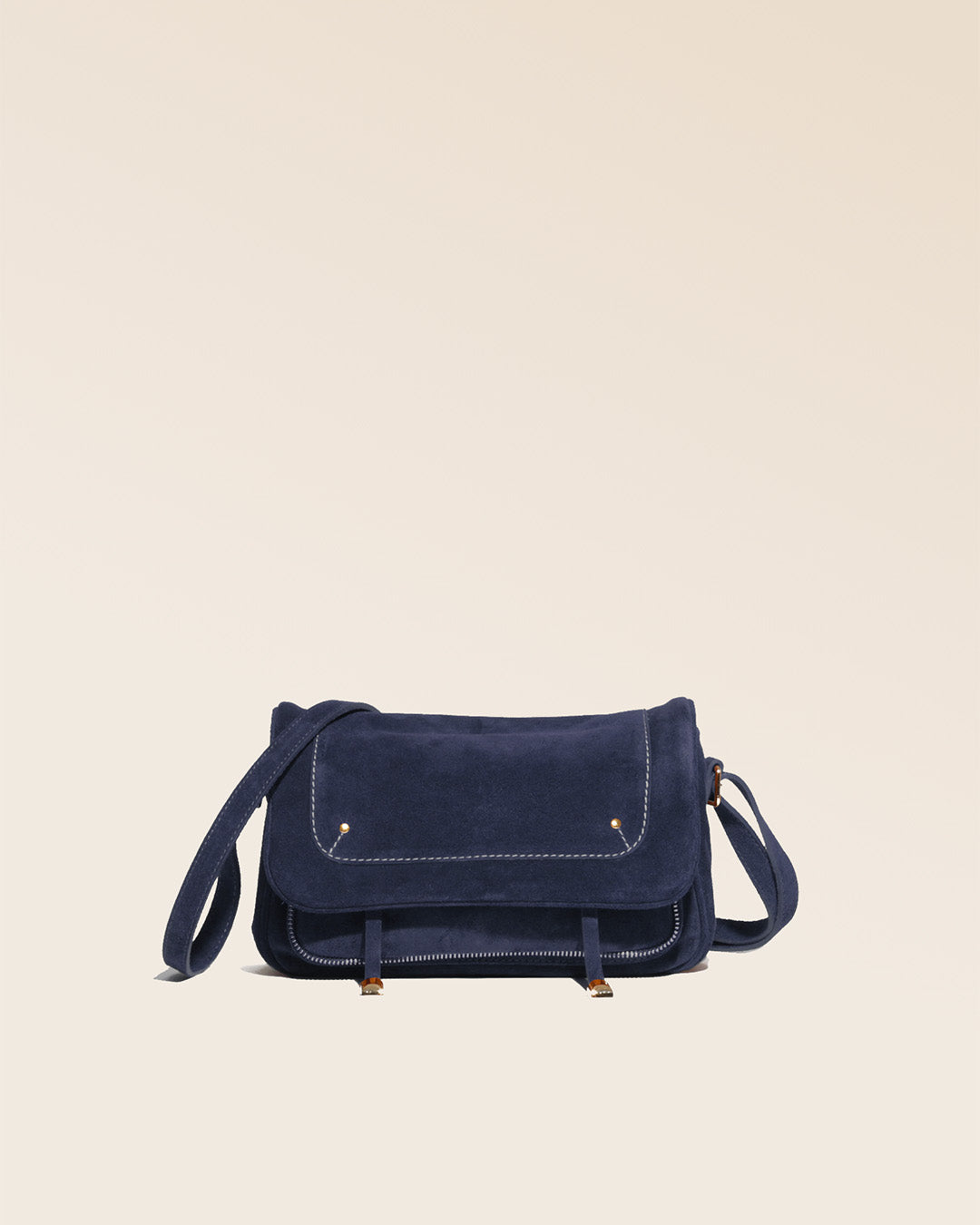 Le sac Lou Renouard en cuir veau velours encre, vu de face en studio.