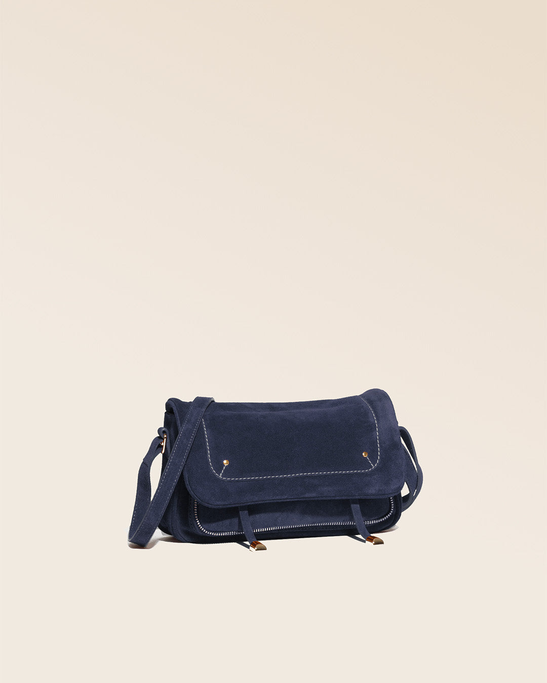 Le sac Lou Renouard en cuir veau velours encre, vu de quart en studio.