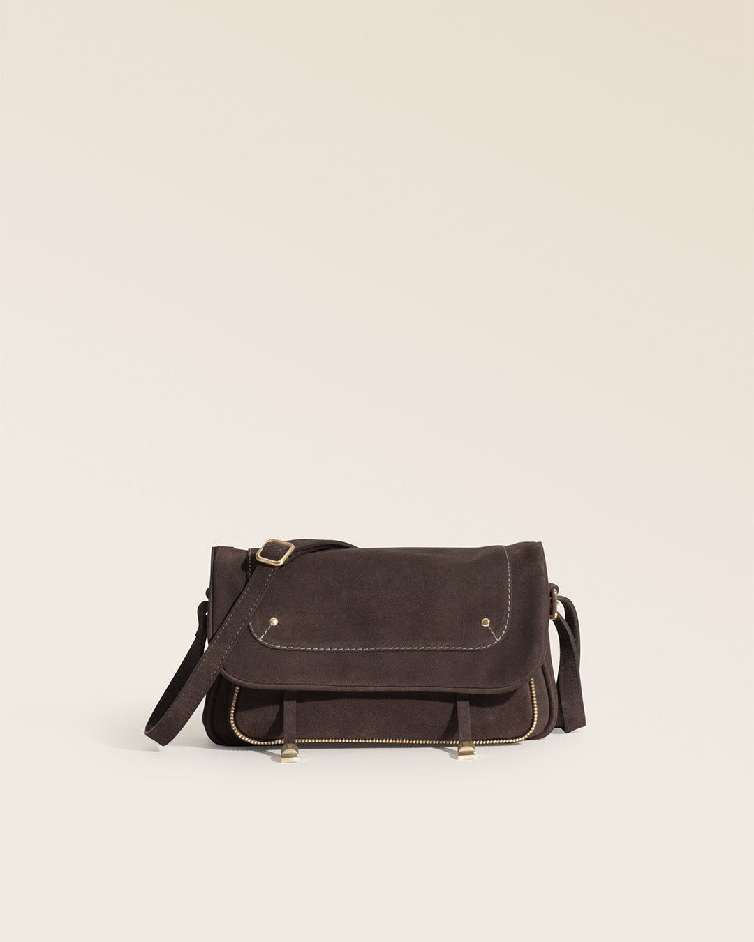 Notre sac Lou Renouard en cuir veau velours espresso, vu de face en studio.