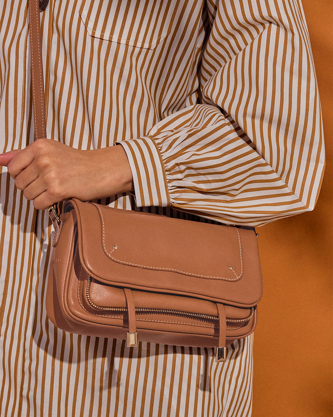 Notre sac Lou Renouard en cuir vintage camel, vu porté par notre mannequin.