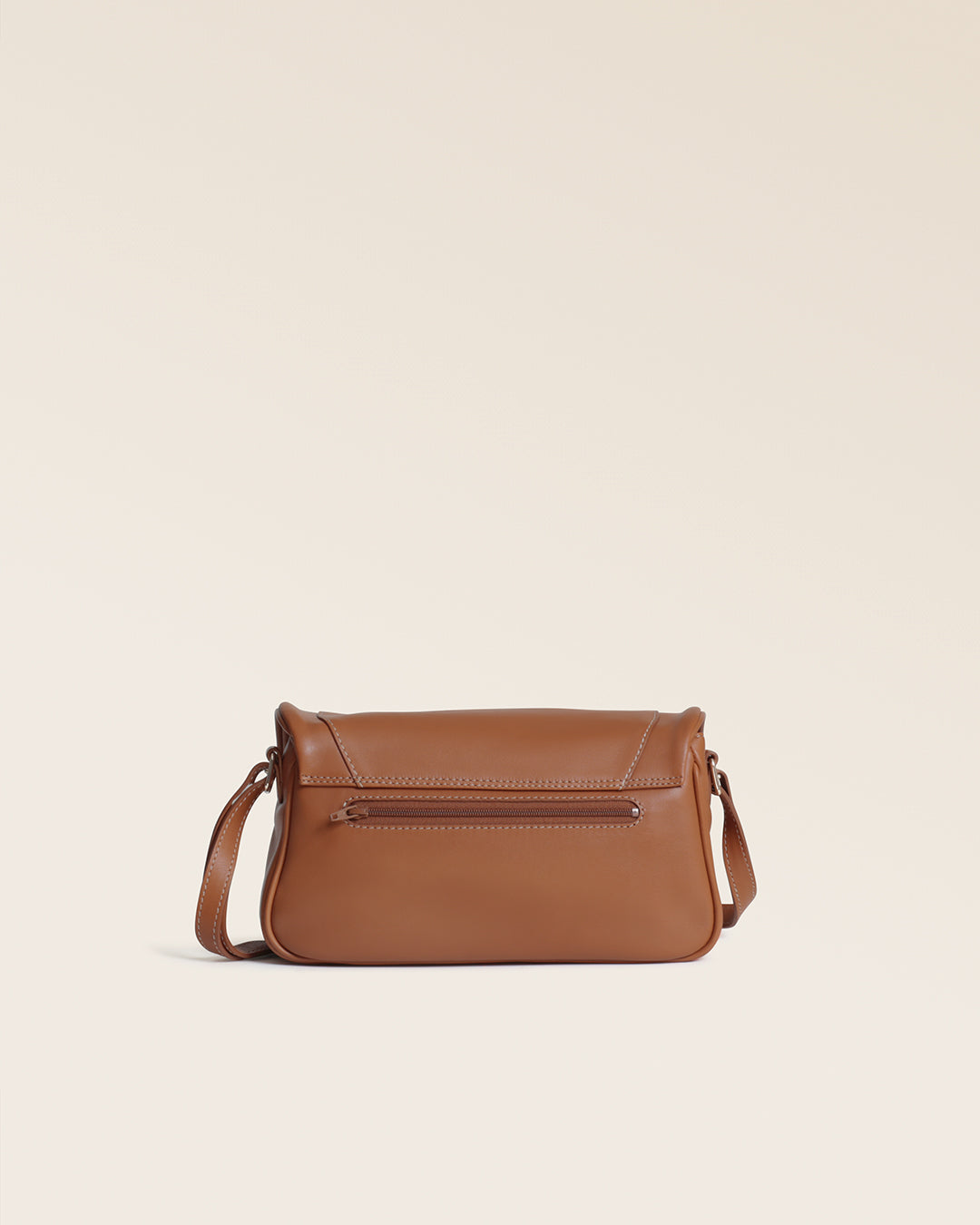 Notre sac Lou Renouard en cuir vintage camel, vu de dos en studio.