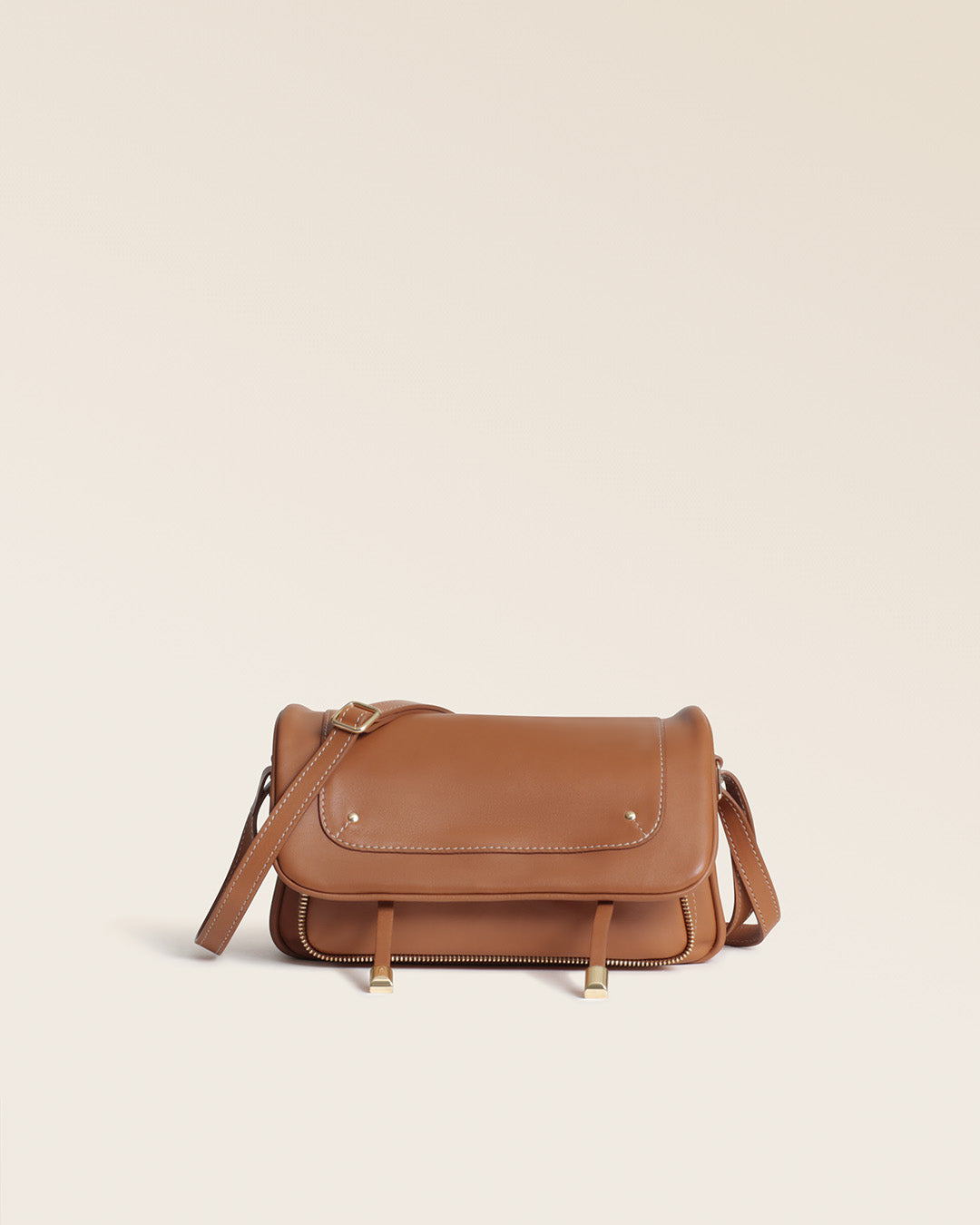 Notre sac Lou Renouard en cuir vintage camel, vu de face en studio.