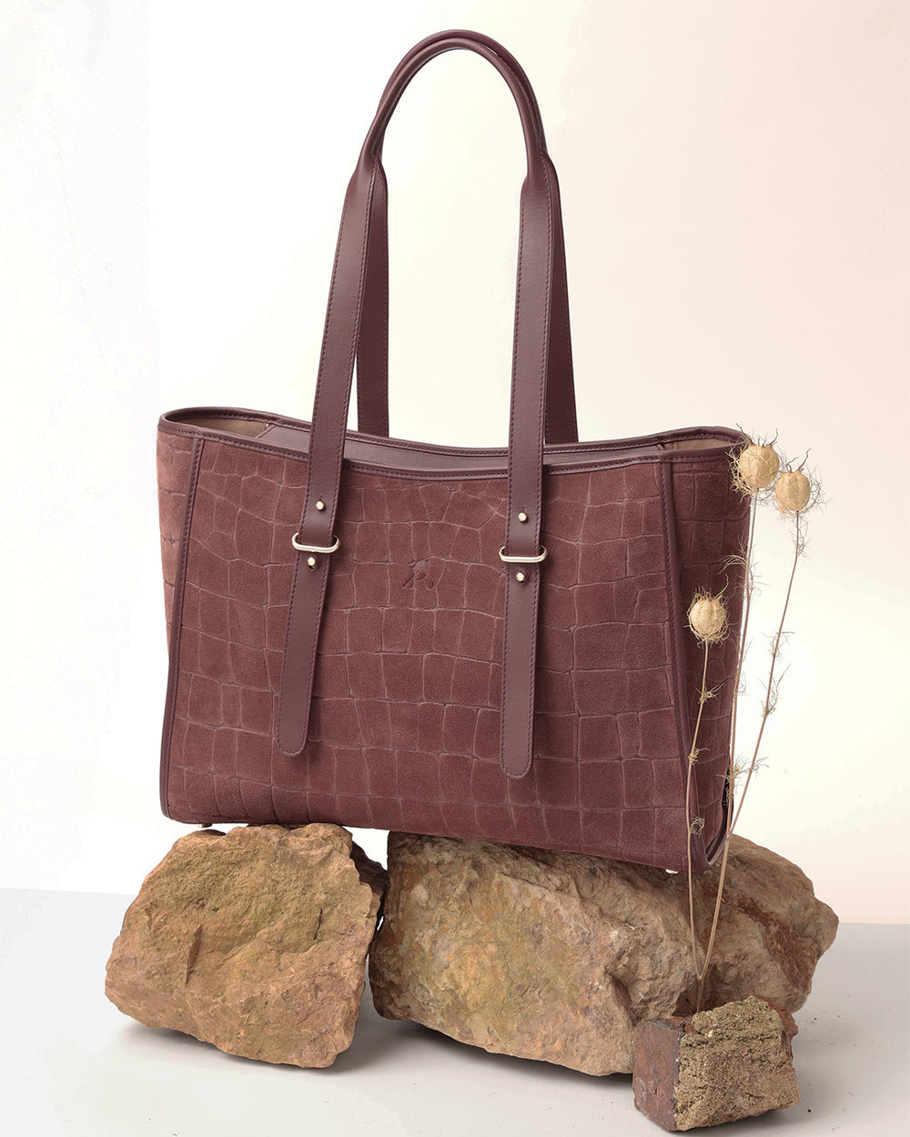 Le sac cabas Marcello Renouard en cuir veau velours façon croco acajou et cuir lisse acajou, vu de quart en ambiance.