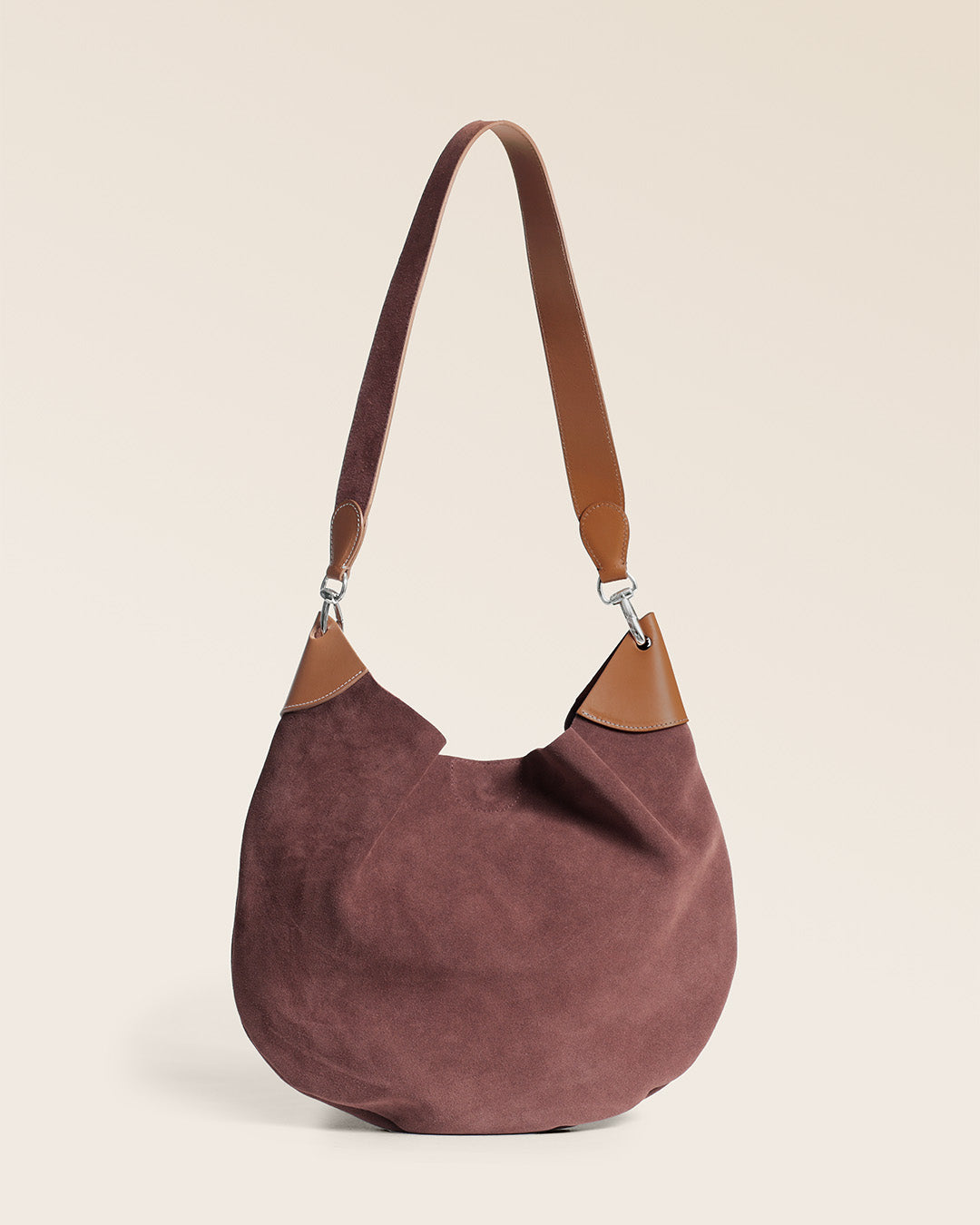 Le sac Marius Renouard en cuir veau velours acajou, vu de dos en studio.