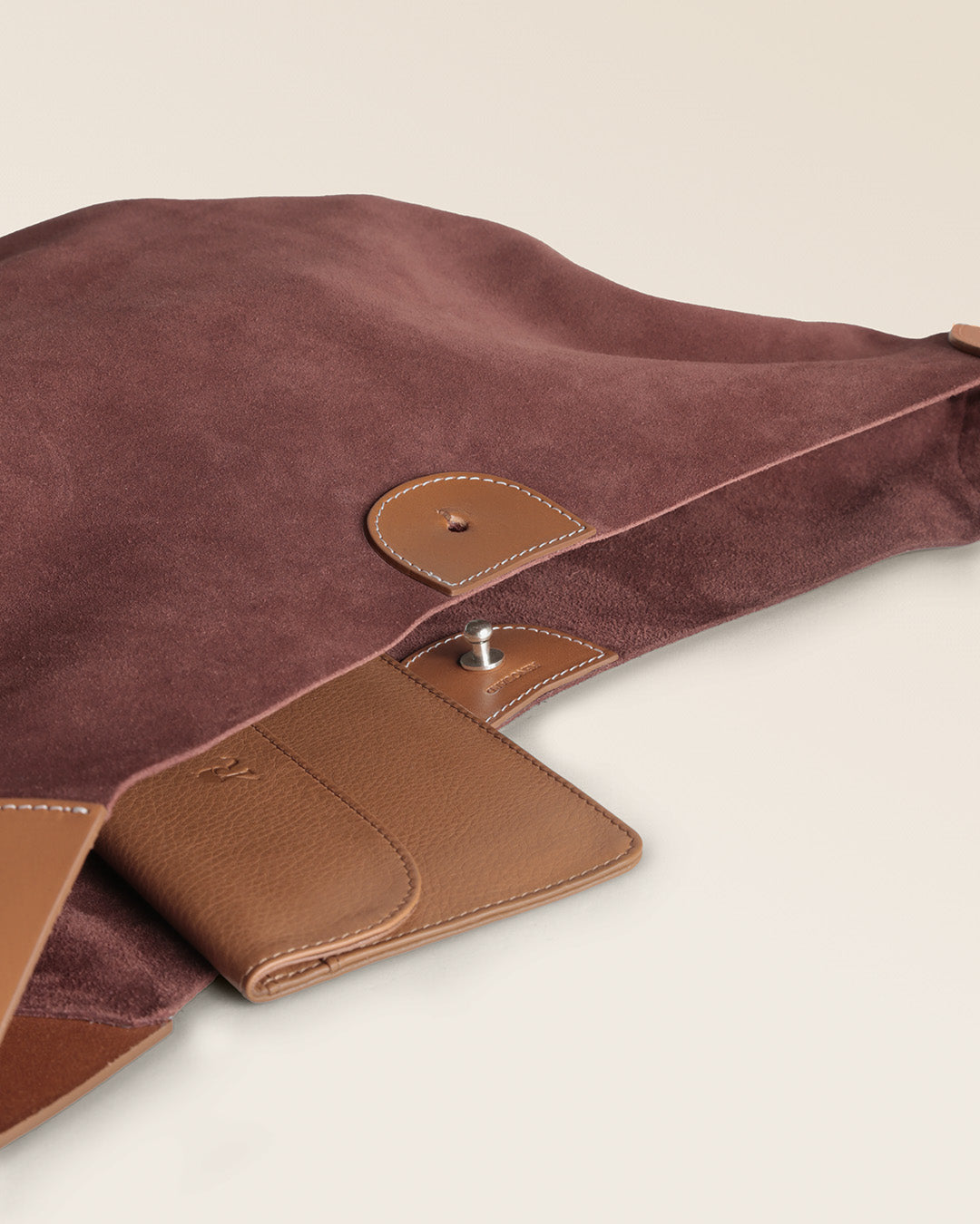 Le sac Marius Renouard en cuir veau velours acajou, vu ouvert en studio.