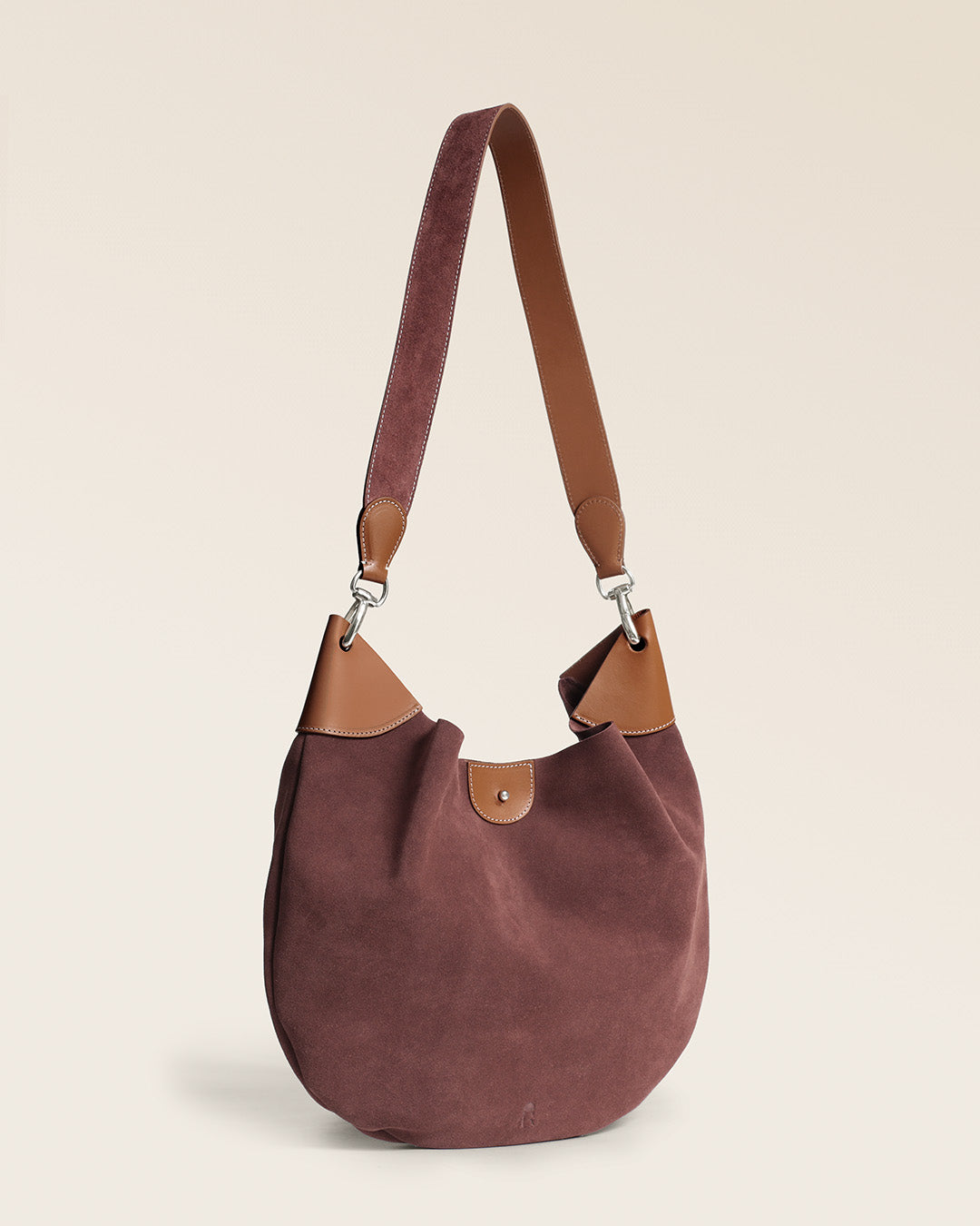 Le sac Marius Renouard en cuir veau velours acajou, vu de quart en studio.