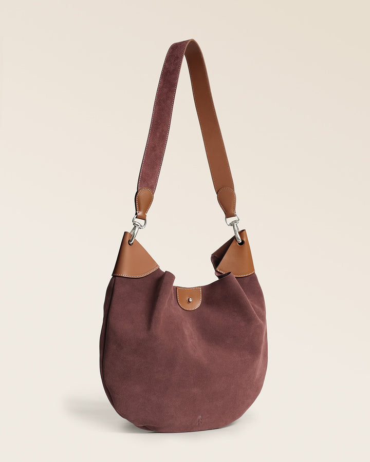 Le sac Marius Renouard en cuir veau velours acajou, vu de quart en studio.