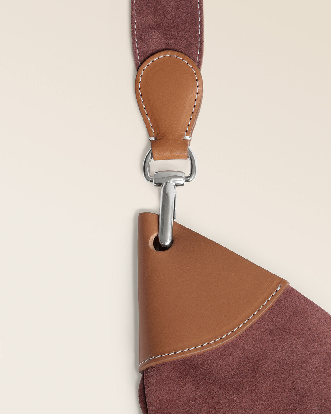 Le sac Marius Renouard en cuir veau velours acajou, vu en détails en studio.