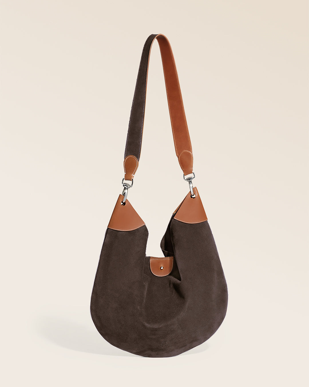 Notre sac Marius Renouard en cuir veau velours espresso vu de face en studio.