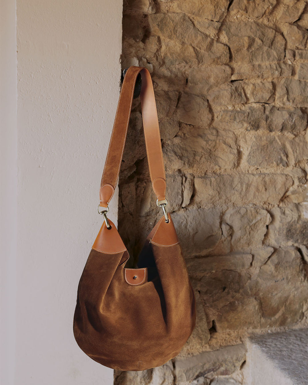 Notre sac Marius Renouard en cuir veau velours noisette vu en ambiance.