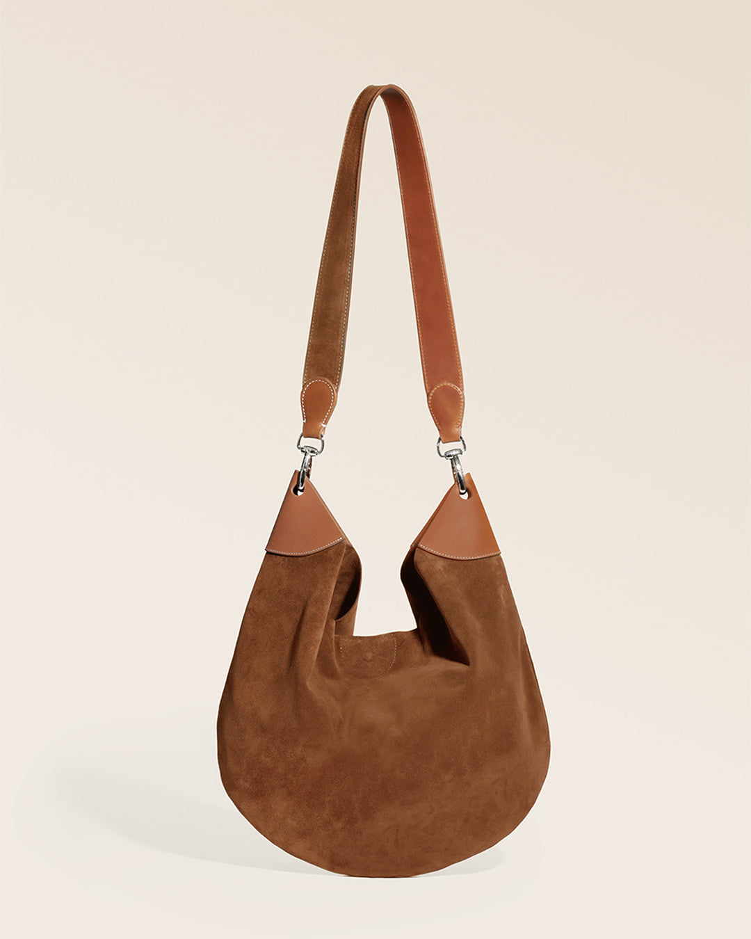 Notre sac Marius Renouard en cuir veau velours noisette vu de dos en studio.