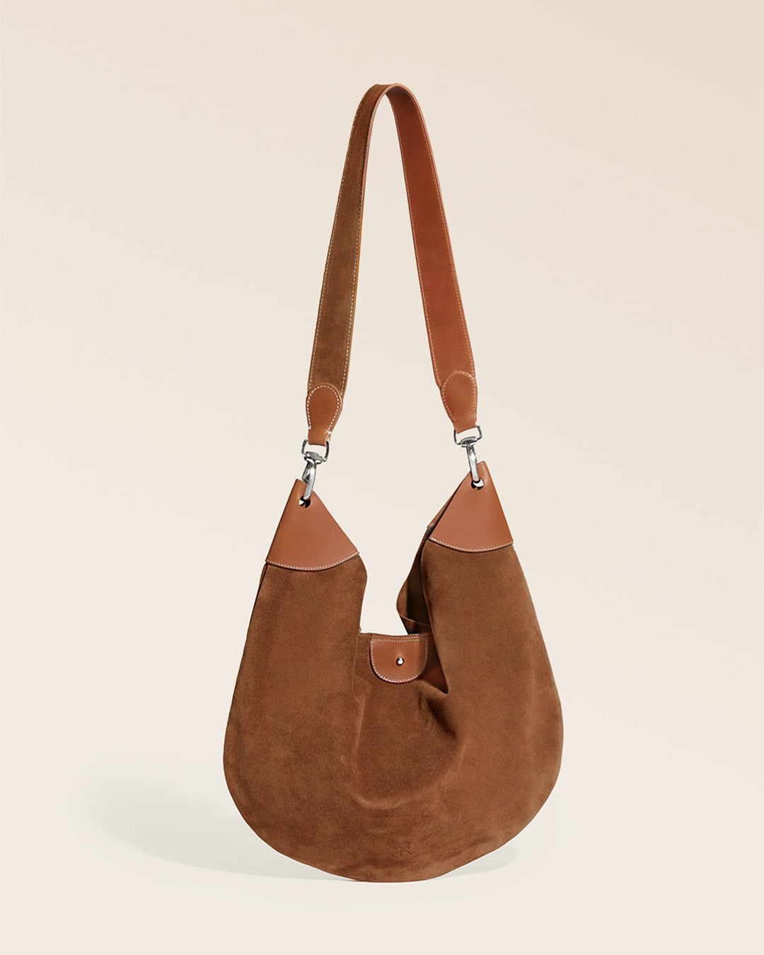 Notre sac Marius Renouard en cuir veau velours noisette vu de face en studio.