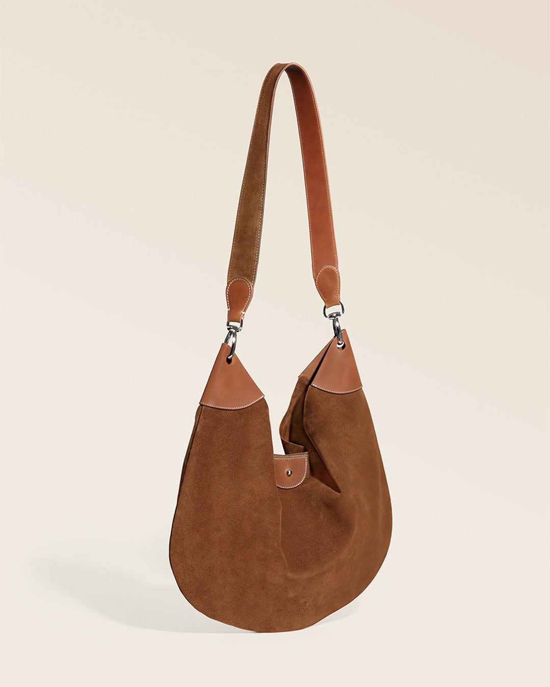 Notre sac Marius Renouard en cuir veau velours noisette vu de quart en studio.
