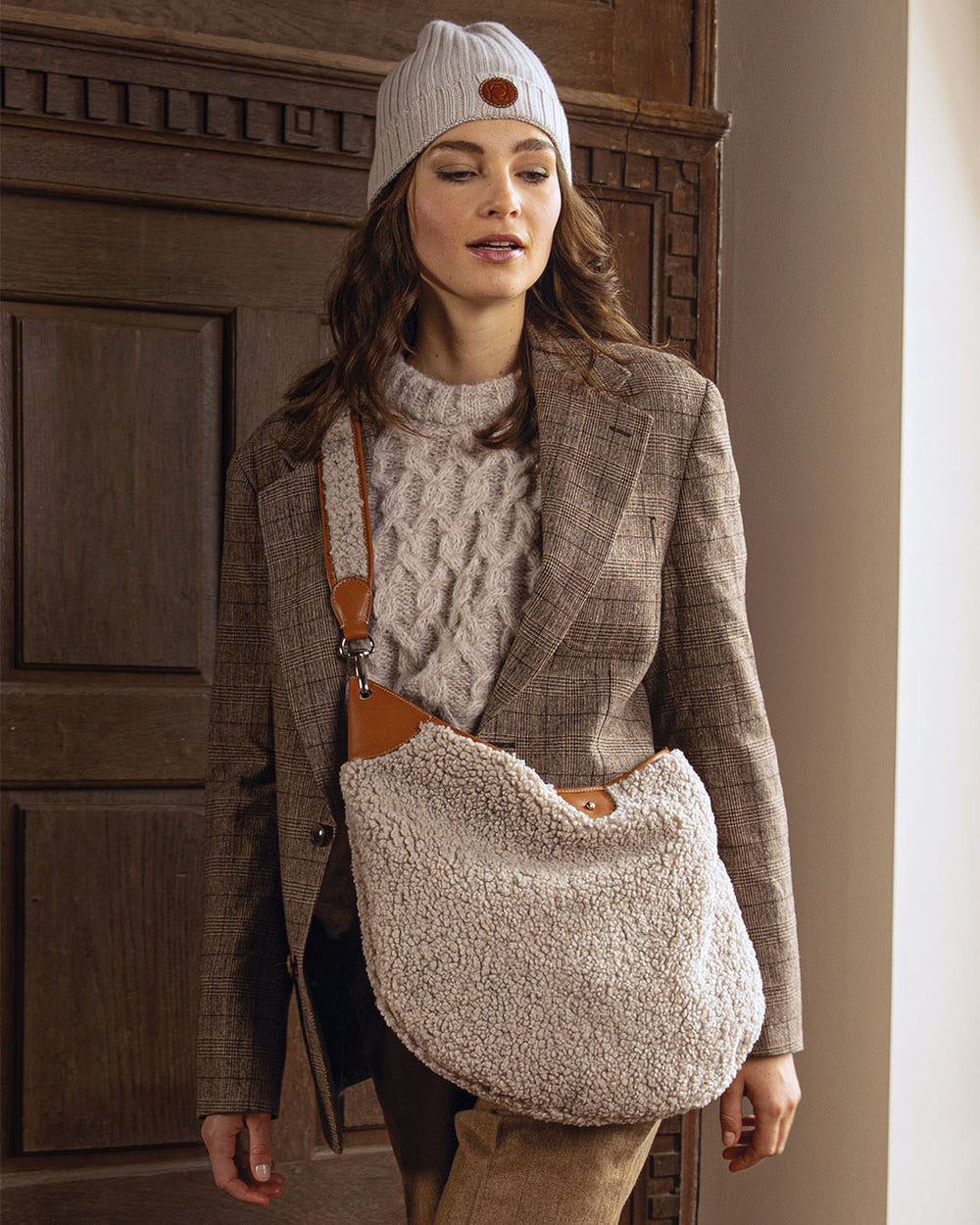 Notre sac Marius Renouard en toile bouclette et cuir vintage camel, vu porté par notre mannequin.