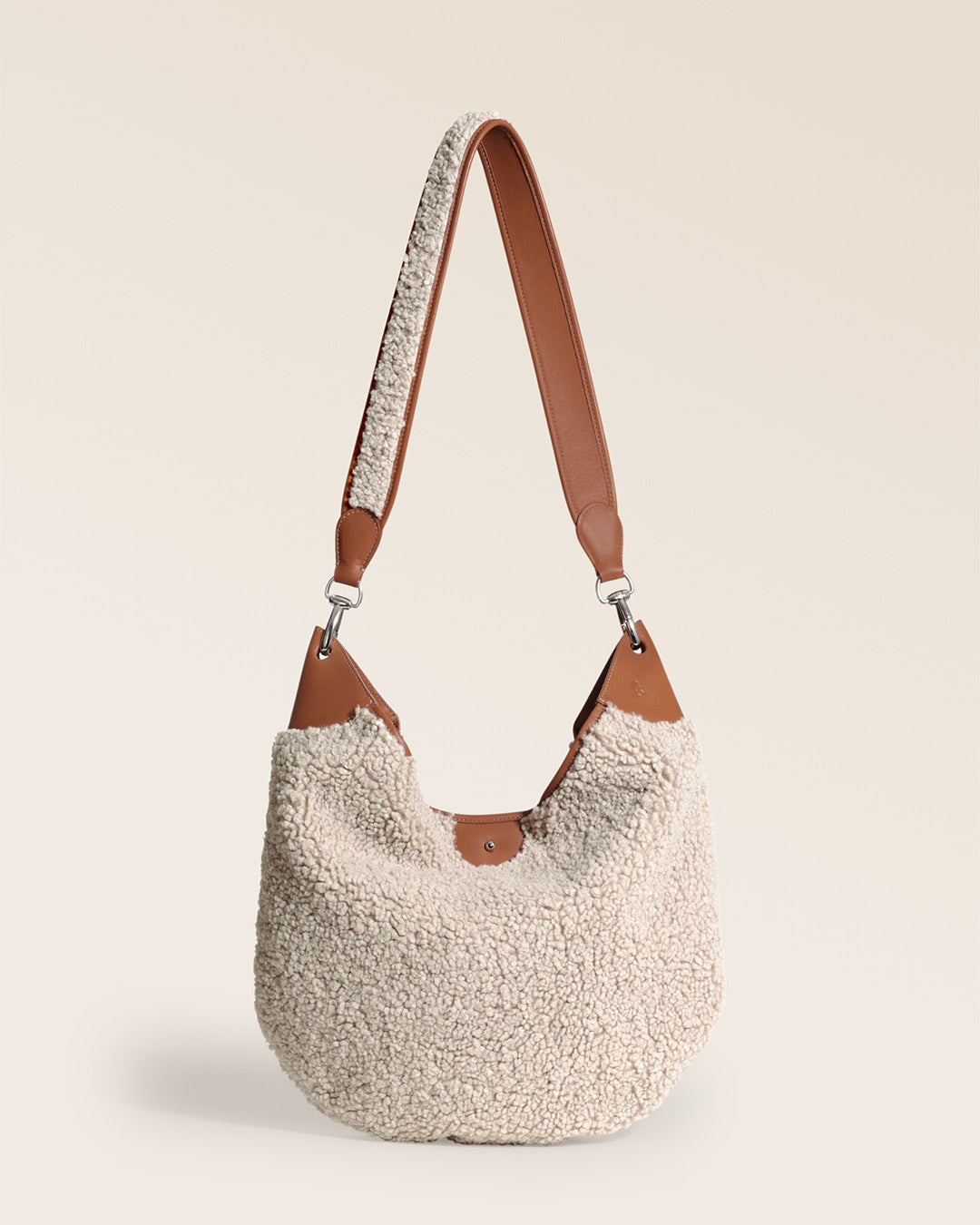 Notre sac Marius Renouard en toile bouclette et cuir vintage camel, vu de face en studio.