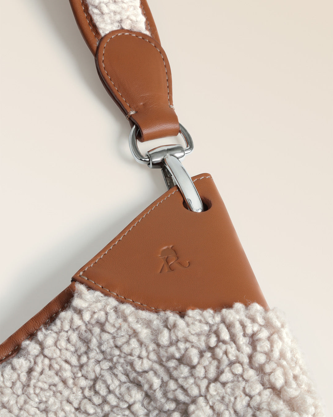 Notre sac Marius Renouard en toile bouclette et cuir vintage camel, vu de près en studio.