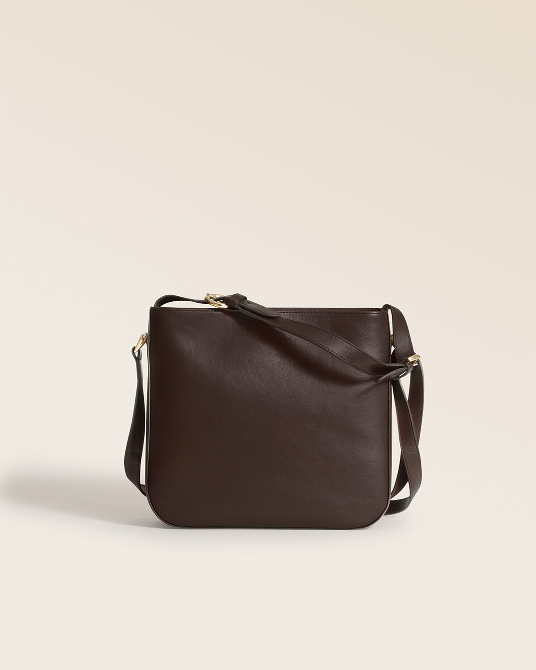 Notre sac Marlow Renouard en cuir lisse ébène, vu de face en studio.