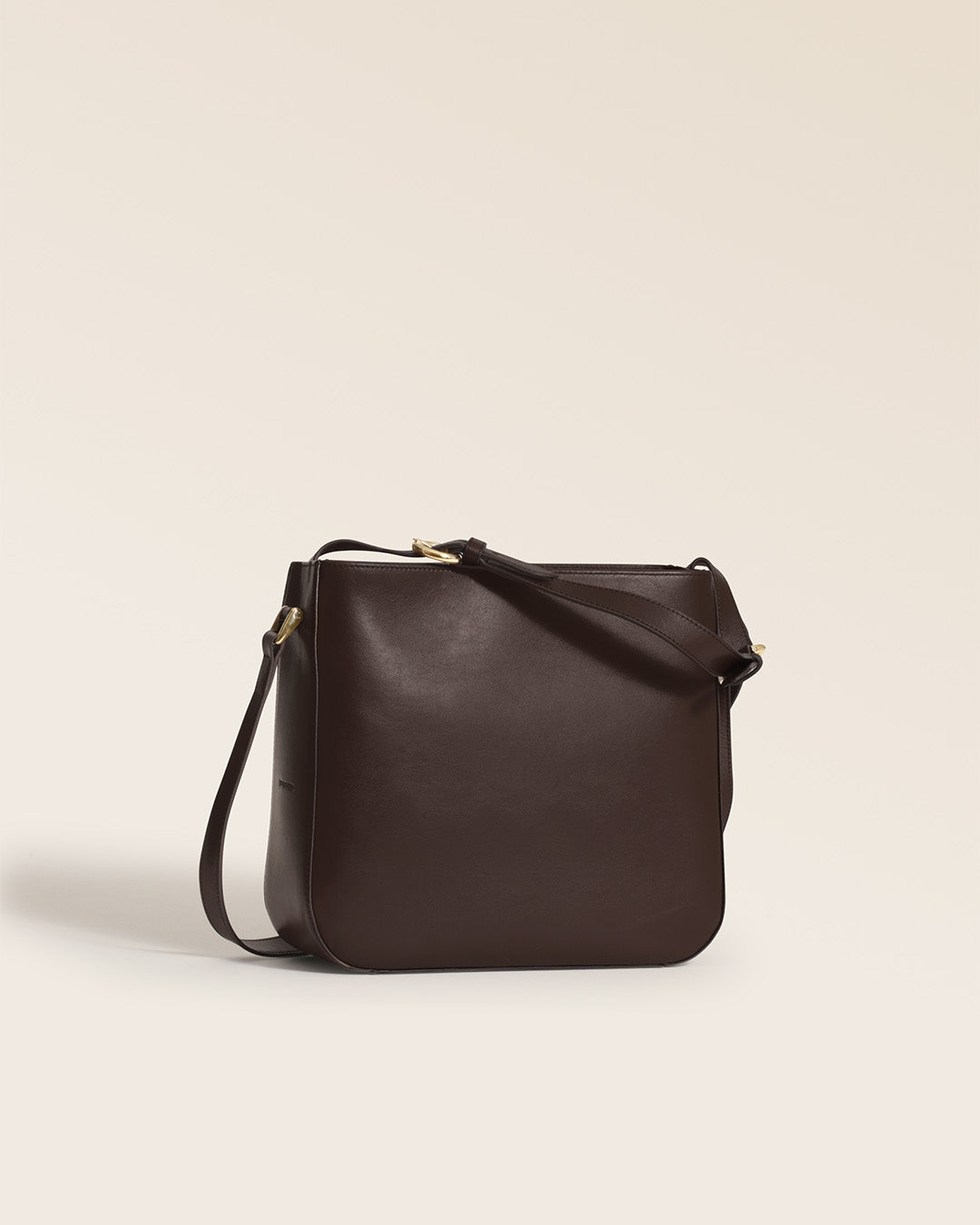 Notre sac Marlow Renouard en cuir lisse ébène, vu de quart en studio.