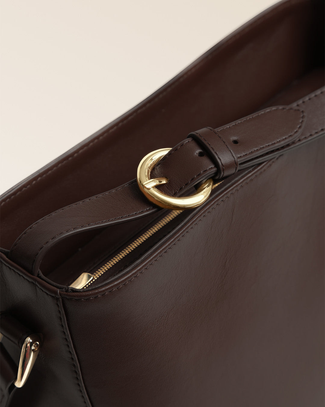 Notre sac Marlow Renouard en cuir lisse ébène, vu en détail en studio.