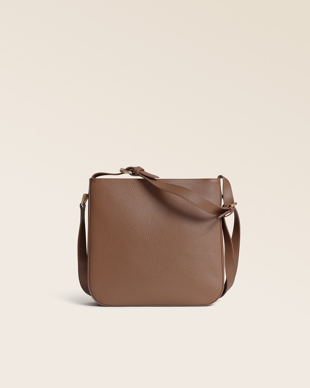 Notre sac Marlow Renouard en cuir façon vigogne fauve, vu de face en studio. 