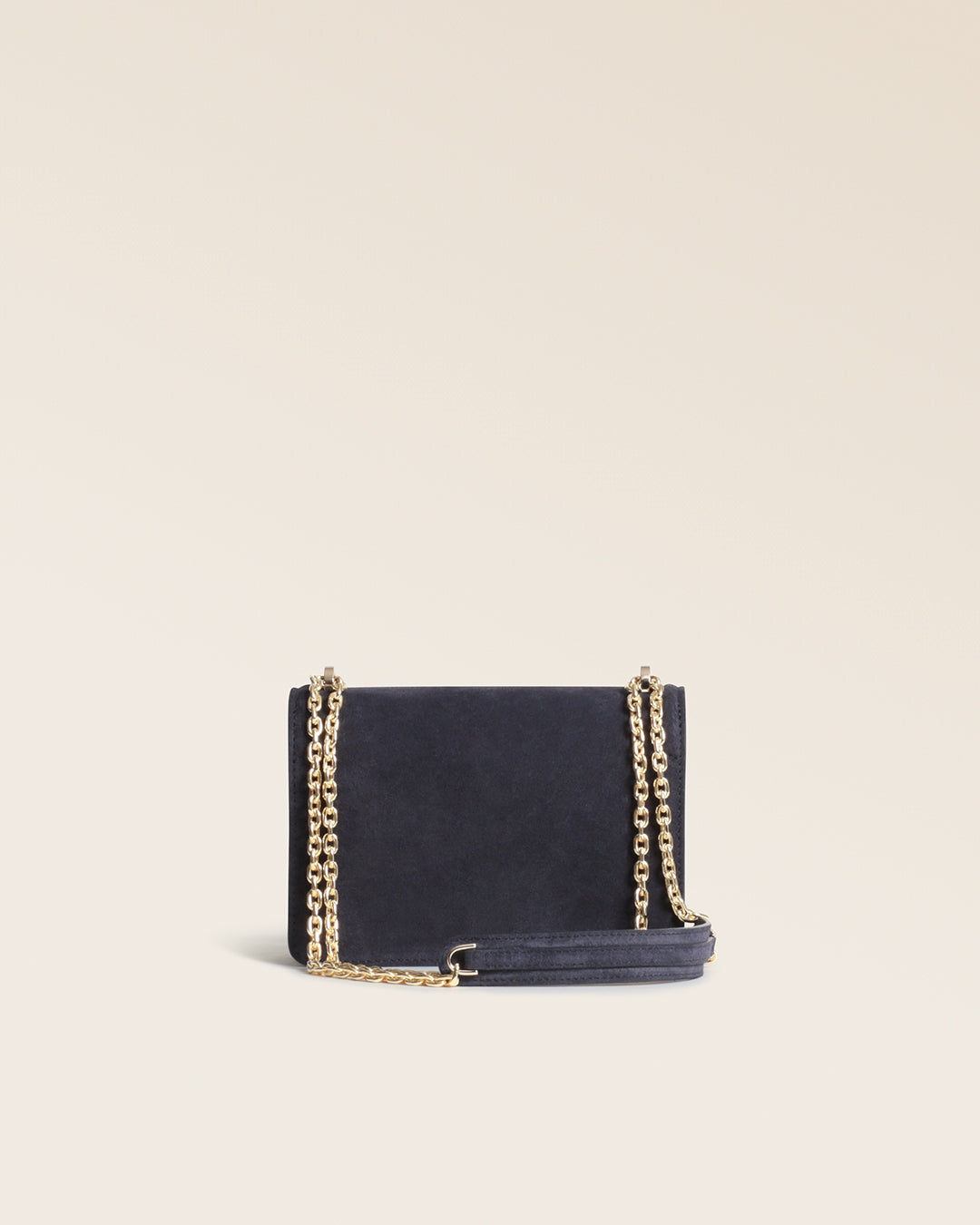 Notre sac Milan Renouard en cuir veau velours encre, vu de dos en studio.