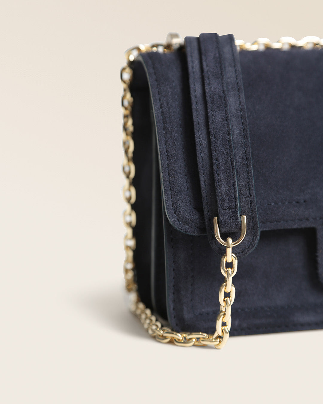 Notre sac Milan Renouard en cuir veau velours encre, vu de près en studio.