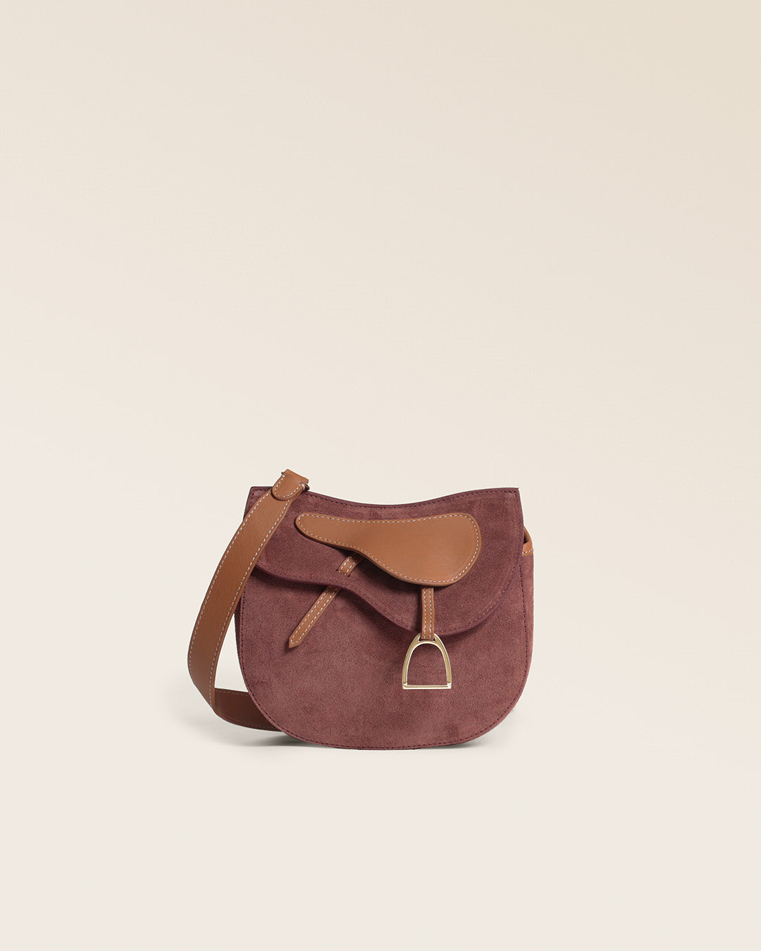 Le sac Mini Cavalerie Renouard en cuir veau velours acajou et cuir lisse camel, vu de face en studio.