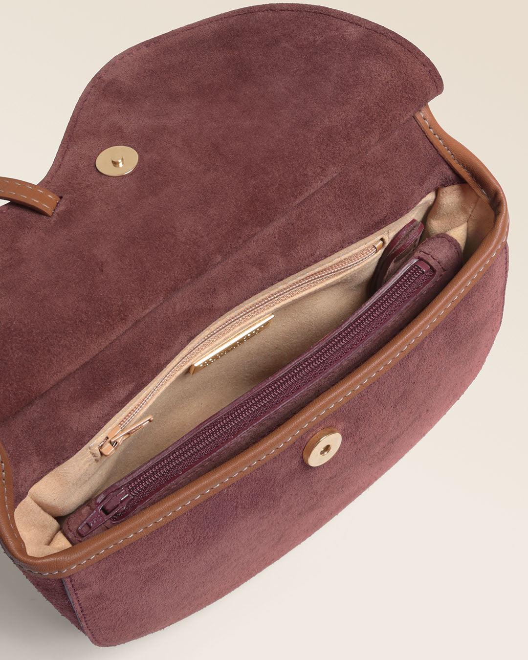 Le sac Mini Cavalerie Renouard en cuir veau velours acajou et cuir lisse camel, vu ouvert en studio.