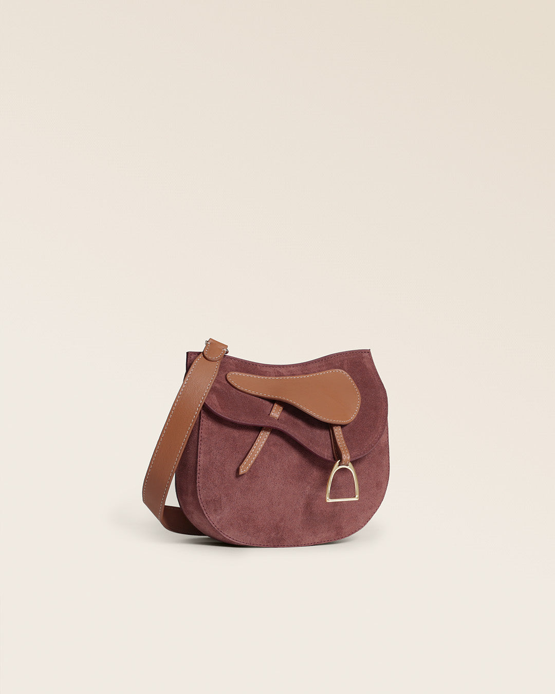 Le sac Mini Cavalerie Renouard en cuir veau velours acajou et cuir lisse camel, vu de quart en studio.