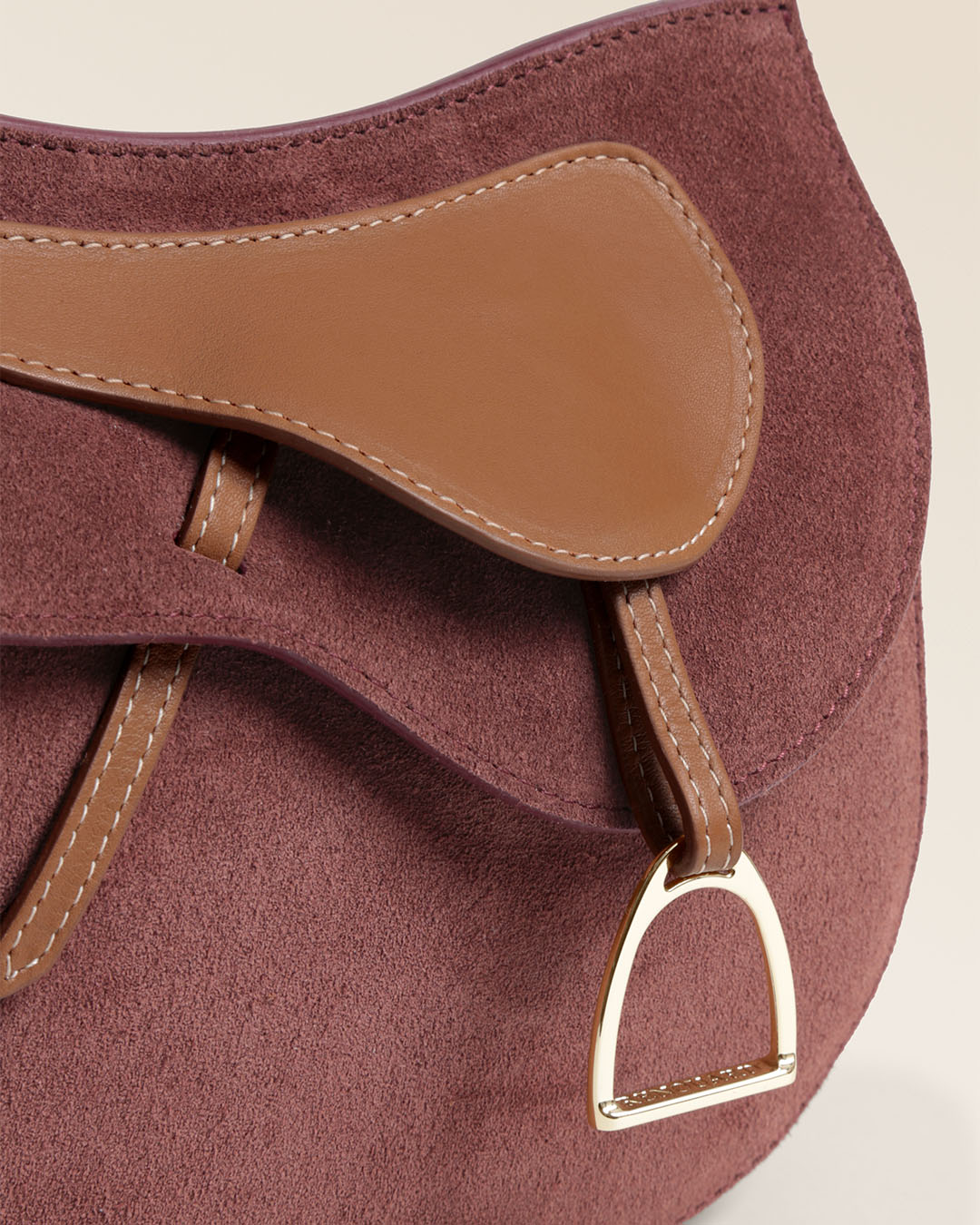 Le sac Mini Cavalerie Renouard en cuir veau velours acajou et cuir lisse camel, vu en détails en studio.