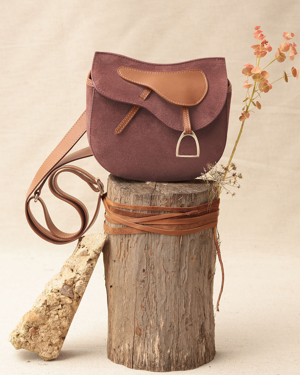 Le sac Mini Cavalerie Renouard en cuir veau velours acajou et cuir lisse camel, vu de face en ambiance.