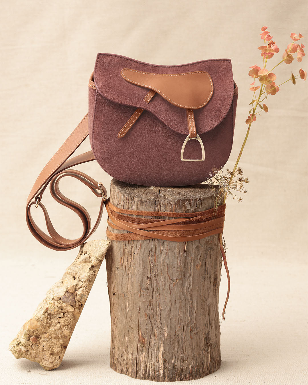 Le sac Mini Cavalerie Renouard en cuir veau velours acajou et cuir lisse camel, vu de face en ambiance.