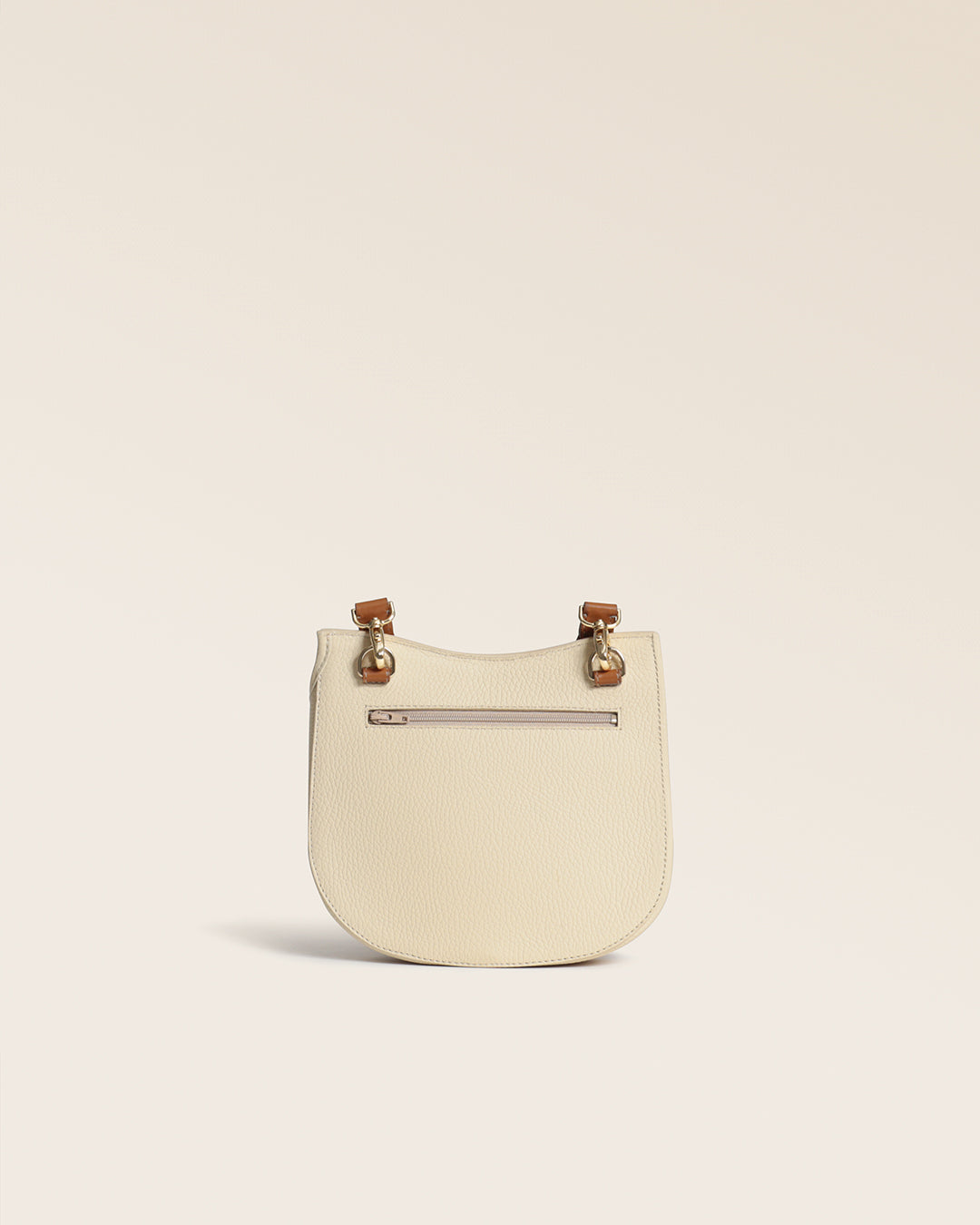 Notre sac Mini Cavalerie Renouard en cuir façon vigogne crème, vu de dos en studio.