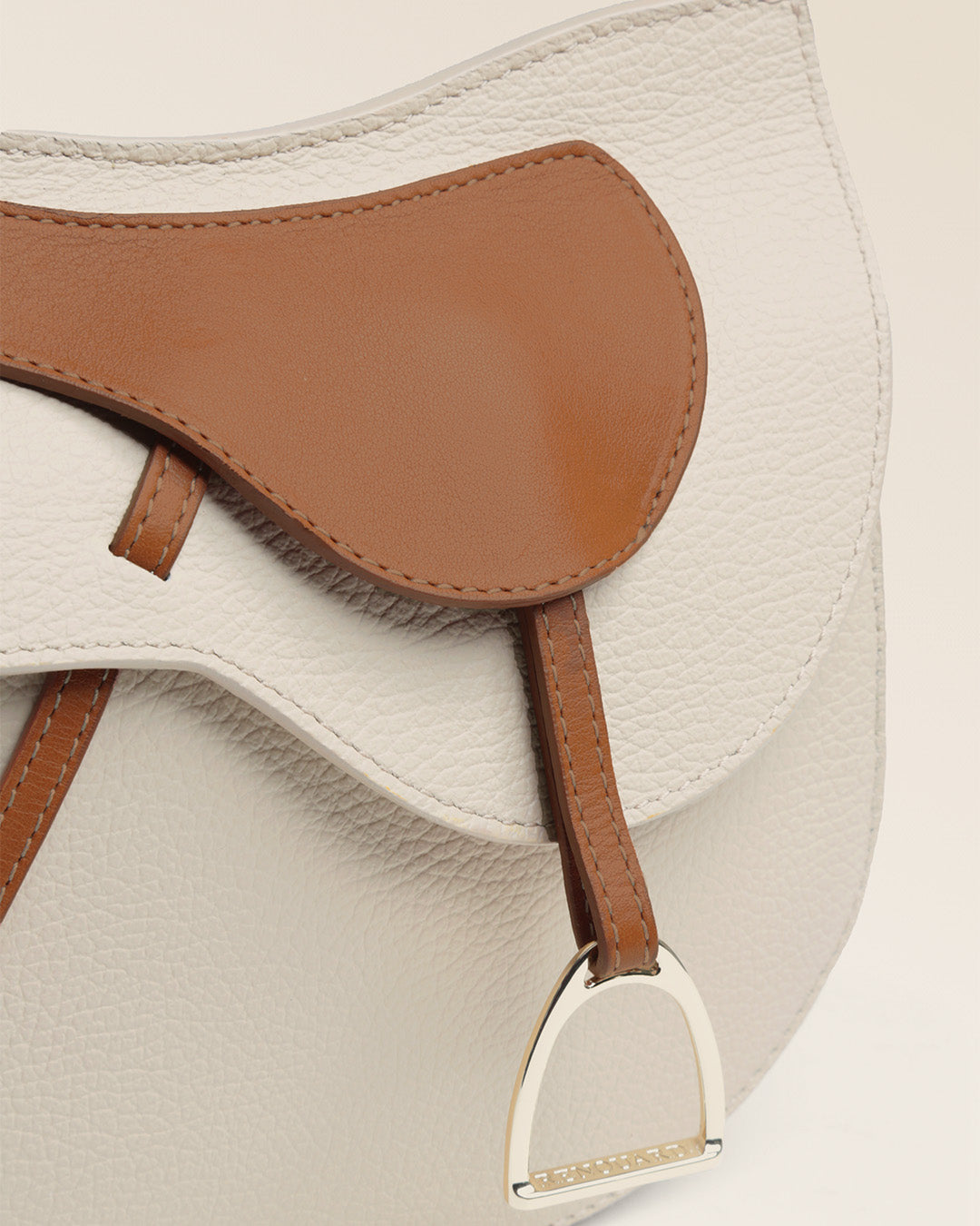 Notre sac Mini Cavalerie Renouard en cuir façon vigogne crème, vu de près en studio.