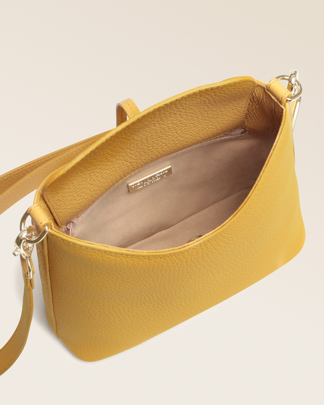 Notre sac Mini Cob Renouard en cuir façon vigogne ananas, vu de l'intérieur en studio.