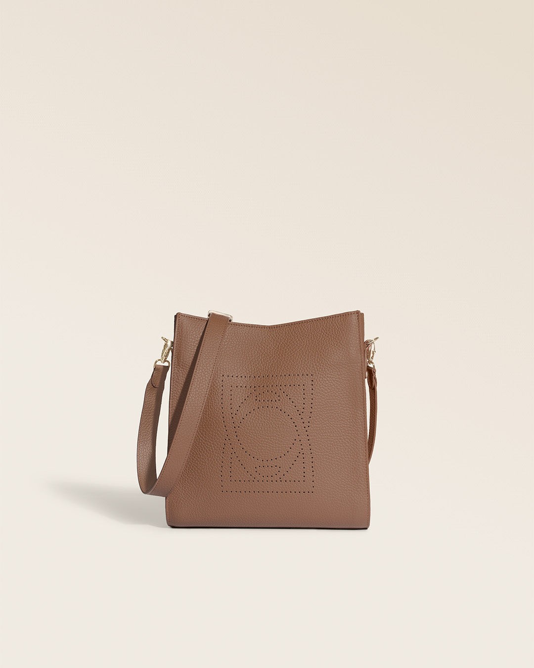 Le sac Mini Étrivière Renouard en cuir façon vigogne fauve et sa bandoulière cuir, vu de face en studio.