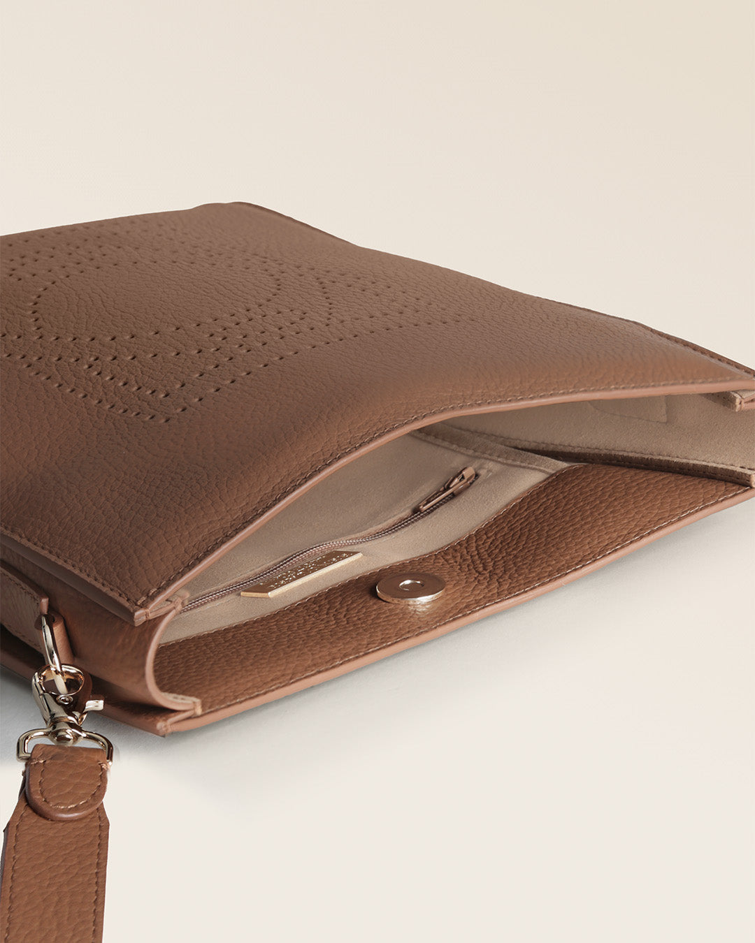 Le sac Mini Étrivière Renouard en cuir façon vigogne fauve et sa bandoulière cuir, vu ouvert en studio.