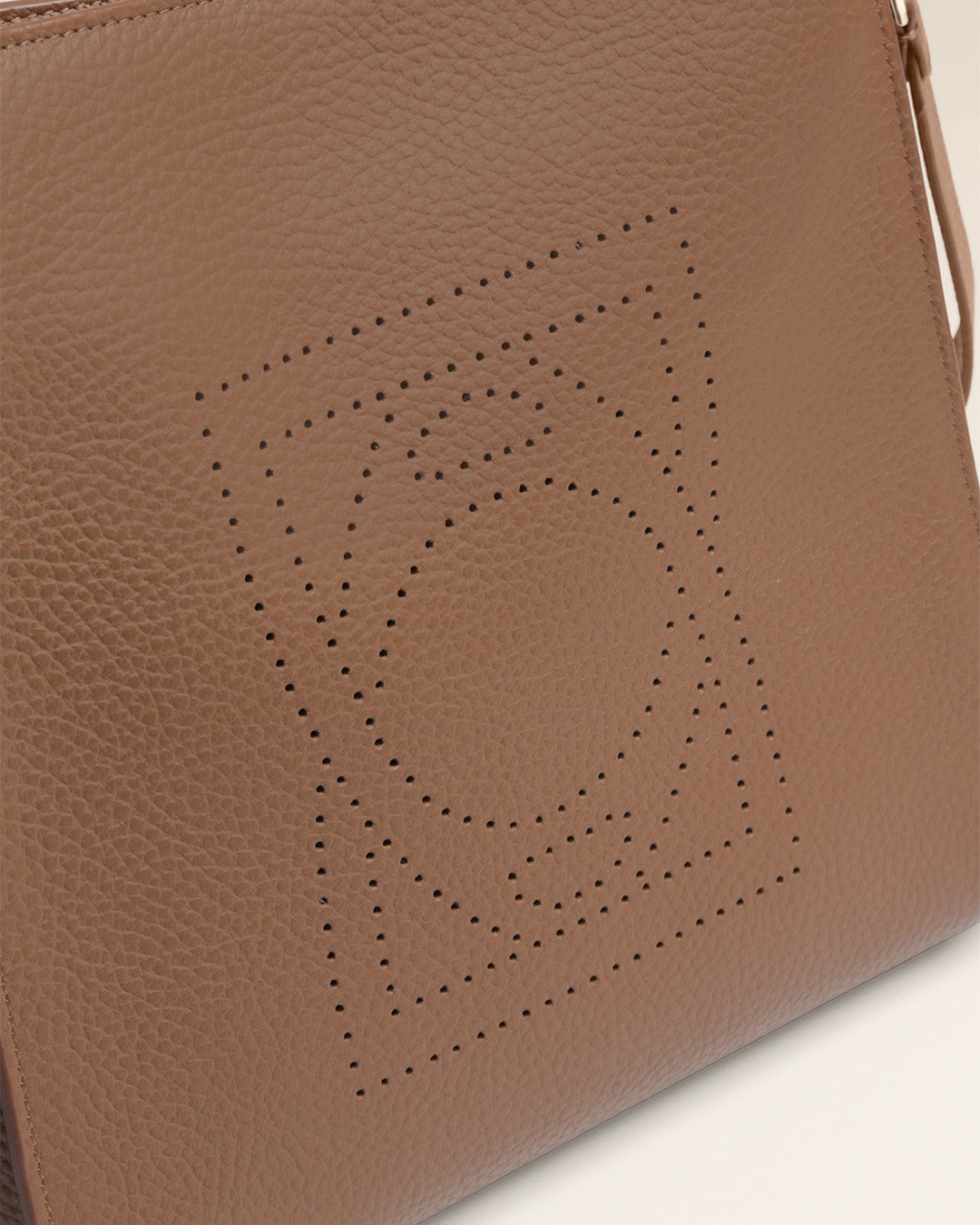 Le sac Mini Étrivière Renouard en cuir façon vigogne fauve et sa bandoulière cuir, vu de près en studio.
