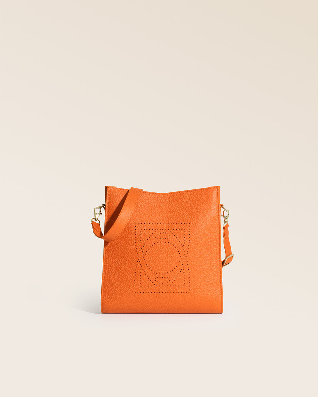 Notre sac Mini Étrivière Renouard en cuir façon vigogne orange vu de face en studio.