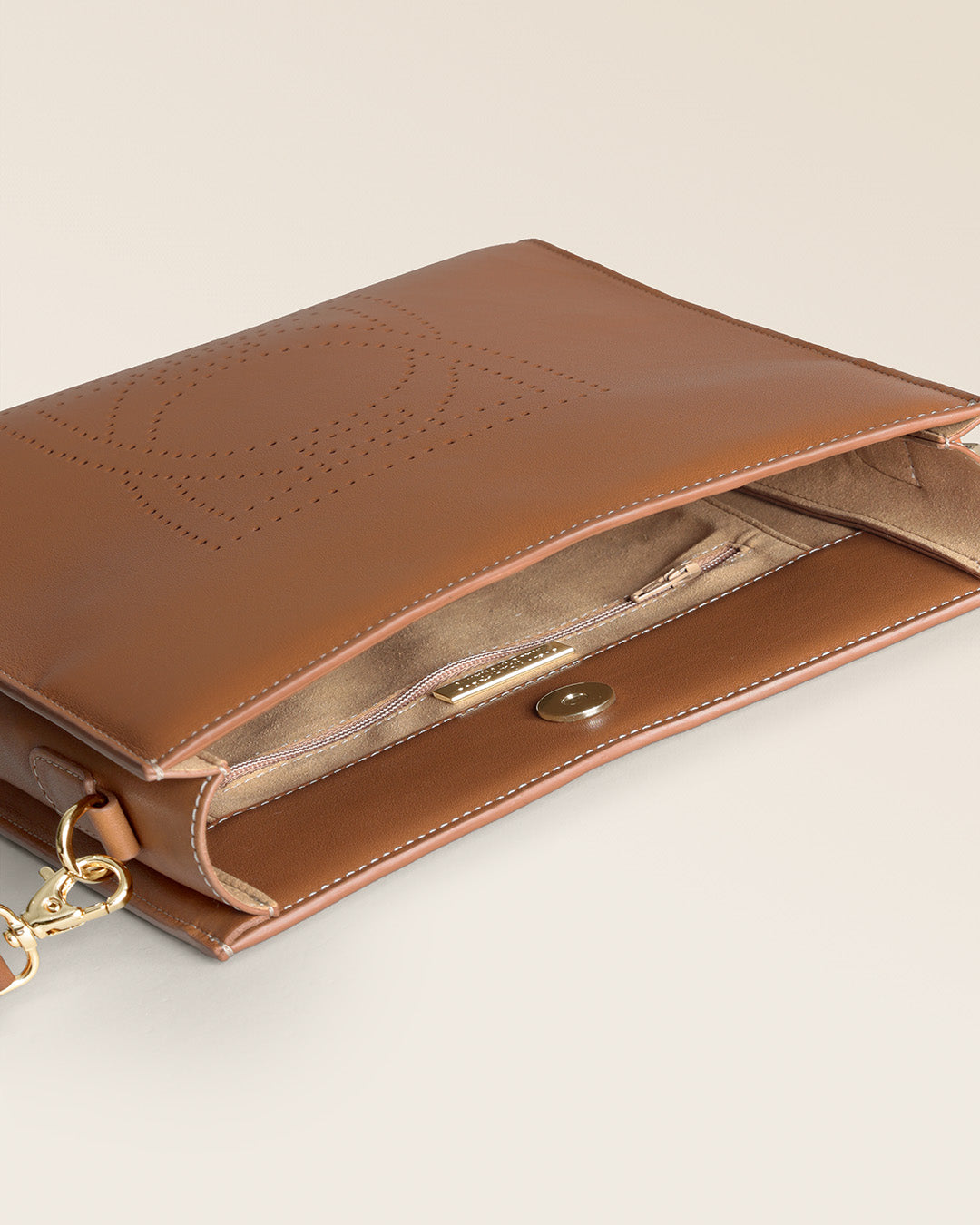 Le sac Mini Étrivière Renouard en cuir lisse camel et bandoulière cuir, vu ouvert en studio.