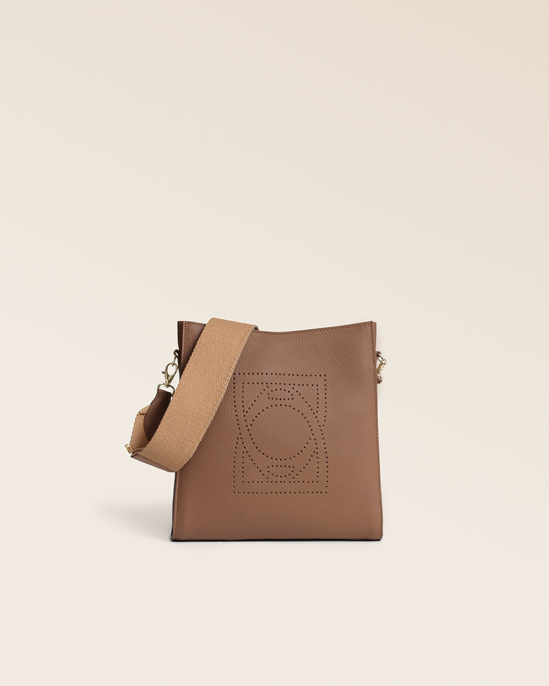 Le sac Mini Étrivière Renouard en cuir façon vigogne fauve et sa bandoulière coton camel, vu de face en studio.