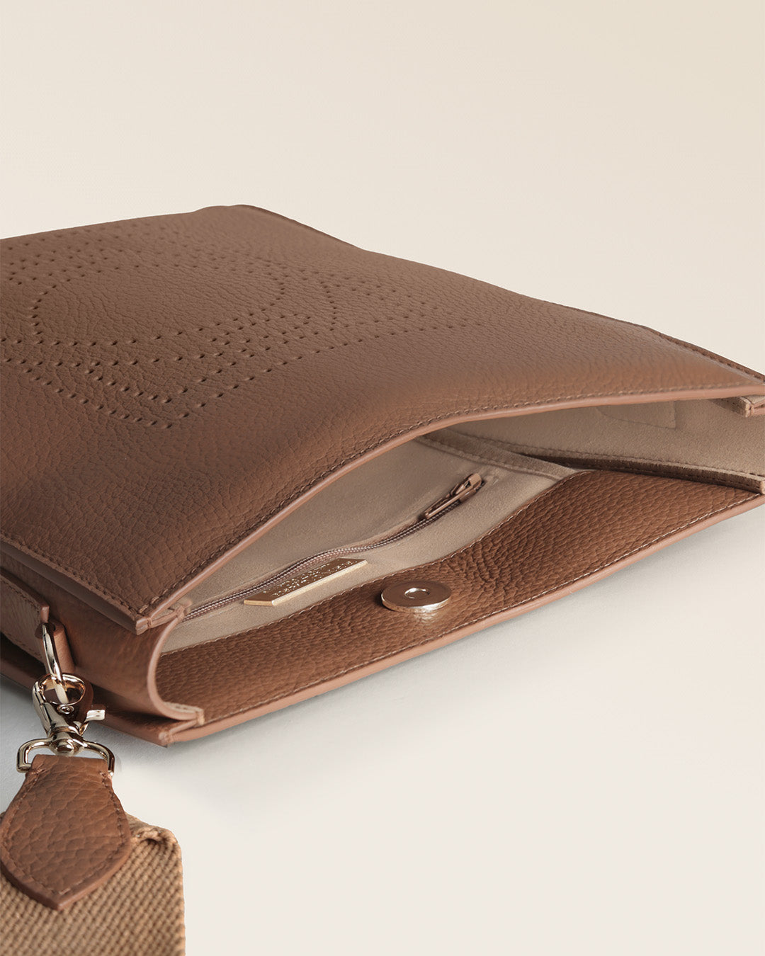 Le sac Mini Étrivière Renouard en cuir façon vigogne fauve et sa bandoulière coton camel, vu ouvert en studio.