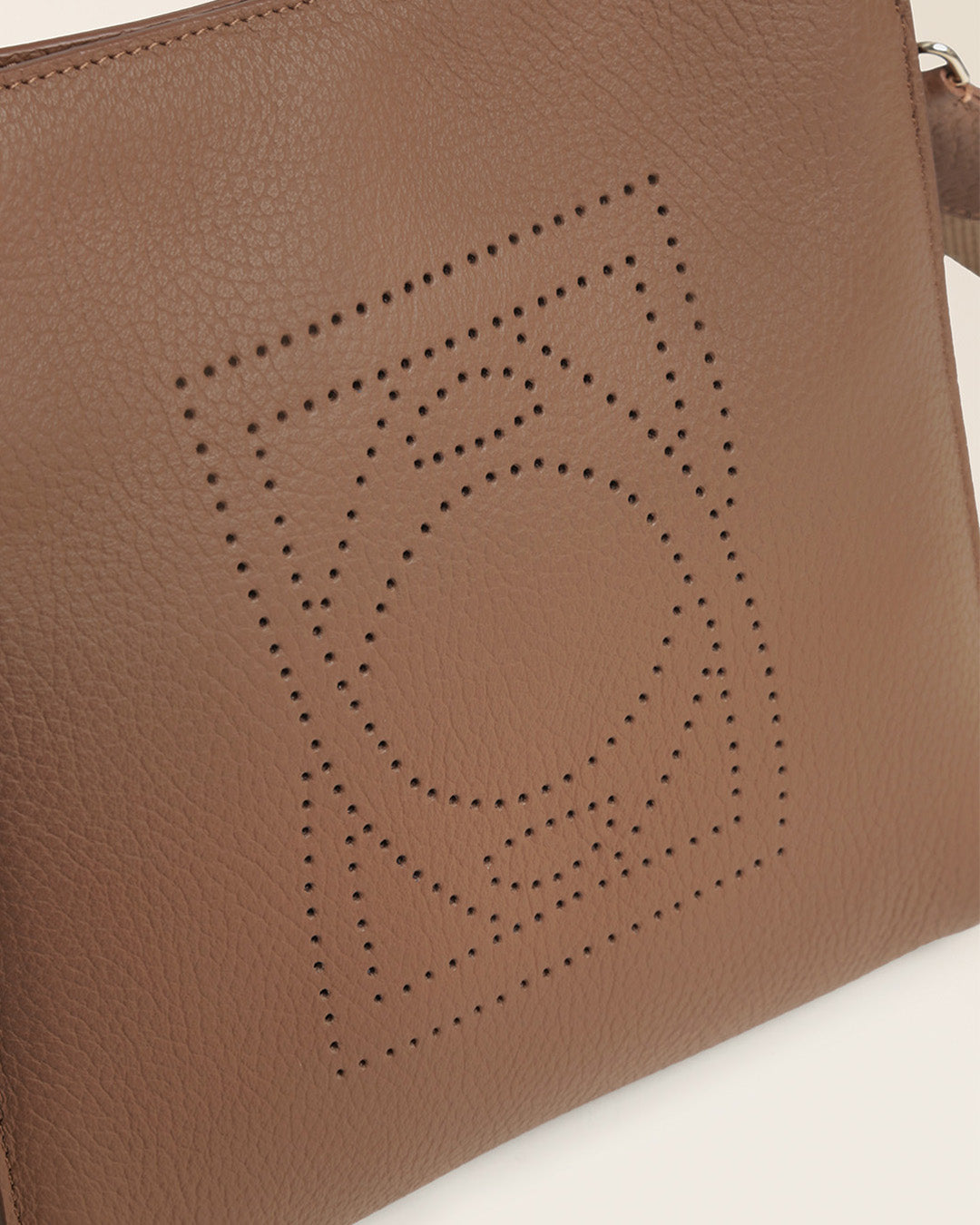 Le sac Mini Étrivière Renouard en cuir façon vigogne fauve et sa bandoulière coton camel, vu de près en studio.