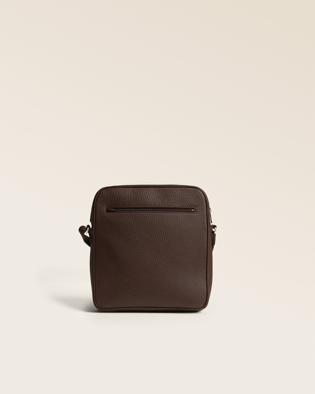 Le sac Nelson Renouard en cuir façon vigogne chocolat, vu de dos en studio.