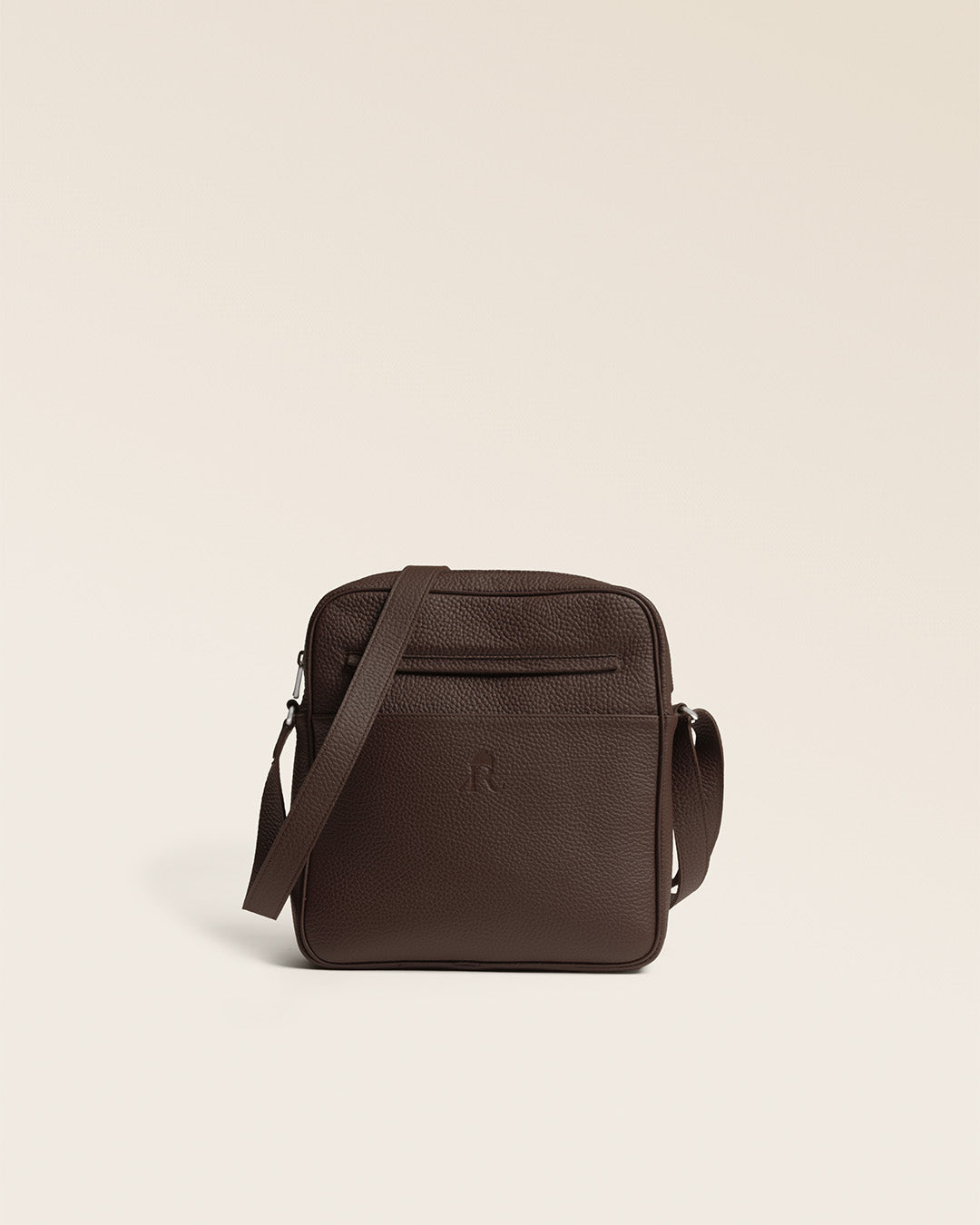 Le sac Nelson Renouard en cuir façon vigogne chocolat, vu de face en studio.