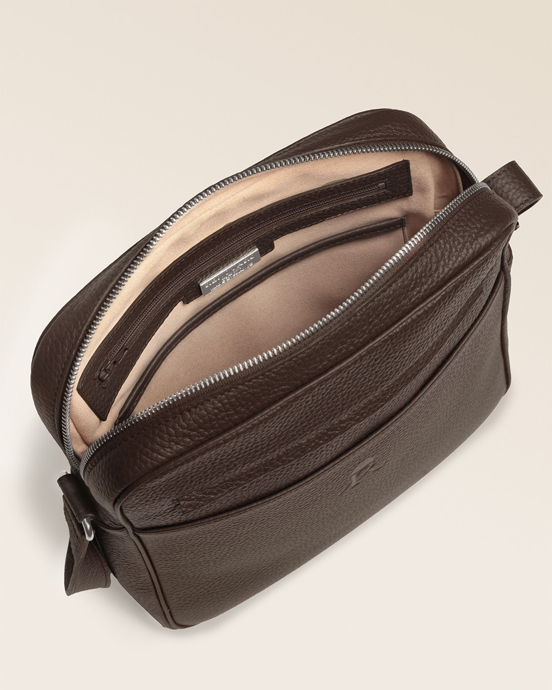 Le sac Nelson Renouard en cuir façon vigogne chocolat, vu ouvert en studio.