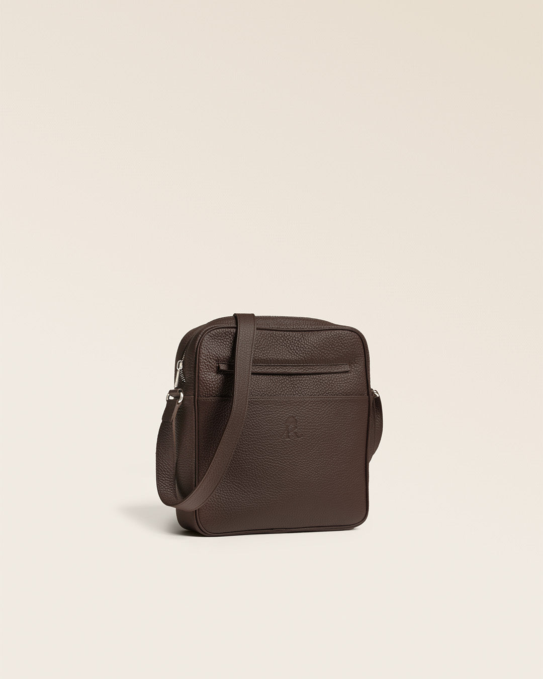 Le sac Nelson Renouard en cuir façon vigogne chocolat, vu de quart en studio.