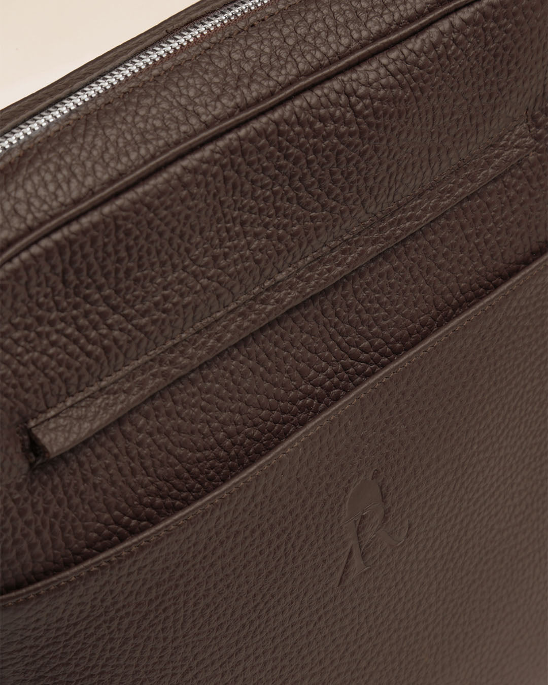 Le sac Nelson Renouard en cuir façon vigogne chocolat, vu de près en studio.