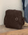 Le sac pour hommes Nelson Renouard en cuir façon vigogne chocolat, vu de quart en ambiance. 